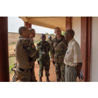 Le général de brigade Eric Bellot des Minières, commandant la force Sangaris, s'entretient avec monsieur Abel Matchipata, en marge d'une réunion lors d'une visite des locaux de la cour d'appel de Bambari.