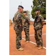 Le général de brigade Eric Bellot des Minières, commandant la force Sangaris, s'entretient avec deux chefs de section du 1er RT du GTIA (groupement tactique interarmes) Turco, lors d'un passage en revue dans le cadre de sa visite sur la POD (plateforme oéprationnelle défense) de Bambari.