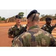 Le général de brigade Eric Bellot des Minières, commandant la force Sangaris, s'entretient avec un chef de section du 1er RT du GTIA (groupement tactique interarmes) Turco, lors d'un passage en revue dans le cadre de sa visite sur la POD (plateforme oéprationnelle défense) de Bambari.