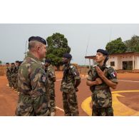 Le général de brigade Eric Bellot des Minières, commandant la force Sangaris, s'entretient avec un chef de section du 1er RT du GTIA (groupement tactique interarmes) Turco, lors d'un passage en revue dans le cadre de sa visite sur la POD (plateforme oéprationnelle défense) de Bambari.