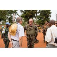 Le général de brigade Eric Bellot des Minières, commandant la force Sangaris, s'entretient avec monsieur Zlatcko Barj-Dimitroff, responsable de la branche politique de la MINUSCA (mission multidimensionnelle intégrée des Nations Unies pour la stabilisation en Centrafrique), dans le cadre d'une inspection au marché local.