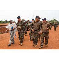 Le général de brigade Eric Bellot des Minières, commandant la force Sangaris, effectue une inspection au marché de Bambari, dans le cadre de sa visite aux troupes du GTIA (groupement tactique interarmes) Turco basées sur la POD (plateforme opérationnelle défense).