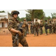 En faction, un tirailleur du 1er RT du GTIA (groupement tactique interarmes) Turco sécurise la zone, lors de la visite du général de brigade Eric Bellot des Minières, commandant la force Sangaris, au marché local de Bambari.