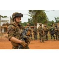 En faction, un tirailleur du 1er RT du GTIA (groupement tactique interarmes) Turco sécurise la zone, lors de la visite du général de brigade Eric Bellot des Minières, commandant la force Sangaris, au marché local de Bambari.