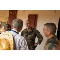 Le général de brigade Eric Bellot des Minières, commandant la force Sangaris, s'entretient avec monsieur Zlatcko Barj-Dimitroff, responsable de la branche politique de la MINUSCA (mission multidimensionnelle intégrée des Nations Unies pour la stabilisation en Centrafrique), en marge d'une réunion à la cour d'appel de Bambari.