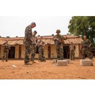 Au moyen d'une caisse à sable, un lieutenant de la compagnie rouge du GTIA (groupement tactique interarmes) Turco expose la situation des troupes françaises et celles de la MINUSCA (mission multidimensionnelle intégrée des Nations Unies pour la stabilisation en Centrafrique) dans la ville de Bambari, dans le cadre de la visite du général de brigade Eric Bellot des Minières, commandant la force Sangaris.