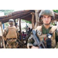 Lors d'une reconnaissance, la compagnie rouge du GTIA (groupement tactique interarmes) Turco, armée par le 1er régiment de tirailleurs d'Epinal, sécurise un village entre Bambari et Bundi.