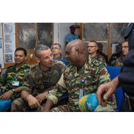 Lors d'une réunion de commandement sur la situation sécuritaire autour de Bangui, le général de brigade Pierre Gillet, commandant la force Sangaris, discute avec le général de division camerounais Martin Chomu Tumenta, commandant la force coalisée de la MINUSCA (mission multidimensionnelle intégrée des Nations Unies pour la stabilisation en Centrafrique).