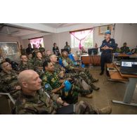 Réunion de commandement sur la situation sécuritaire autour de Bangui, en présence du général de brigade Pierre Gillet, commandant la force Sangaris et des éléments du commandement de la MINUSCA (mission multidimensionnelle intégrée des Nations Unies pour la stabilisation en Centrafrique).