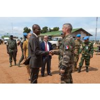 Monsieur Frédéric Ouagonda, préfet de la Nana-Mambéré, accueille le général de brigade Pierre Gillet, commandant la force Sangaris, dans le cadre de sa visite au détachement des casques bleus de la MINUSCA (Mission multidimensionnelle intégrée des Nations Unies pour la stabilisation en Centrafrique) sur la BOA (base opérationnelle avancée) de Bouar.