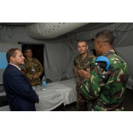 Le général de brigade Pierre Gillet, commandant la force Sangaris, s'entretient avec un lieutenant-colonel bangladais lors d'un point de situation présenté par un officier indonésien, dans le cadre de sa visite au détachement des casques bleus de la MINUSCA (Mission multidimensionnelle intégrée des Nations Unies pour la stabilisation en Centrafrique) sur la BOA (base opérationnelle avancée) de Bouar.