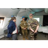 Le général de brigade Pierre Gillet, commandant la force Sangaris, assiste à un point de situation présenté par un officier indonésien, dans le cadre de sa visite au détachement des casques bleus de la MINUSCA (Mission multidimensionnelle intégrée des Nations Unies pour la stabilisation en Centrafrique) sur la BOA (base opérationnelle avancée) de Bouar.