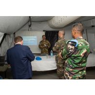 Le général de brigade Pierre Gillet, commandant la force Sangaris, assiste à un point de situation présenté par un officier indonésien, dans le cadre de sa visite au détachement des casques bleus de la MINUSCA (Mission multidimensionnelle intégrée des Nations Unies pour la stabilisation en Centrafrique) sur la BOA (base opérationnelle avancée) de Bouar.