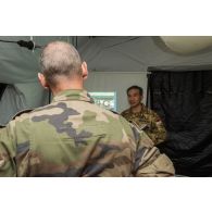 Le général de brigade Pierre Gillet, commandant la force Sangaris, assiste à un point de situation présenté par un officier indonésien, dans le cadre de sa visite au détachement des casques bleus de la MINUSCA (Mission multidimensionnelle intégrée des Nations Unies pour la stabilisation en Centrafrique) sur la BOA (base opérationnelle avancée) de Bouar.