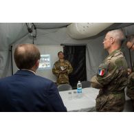 Le général de brigade Pierre Gillet, commandant la force Sangaris, assiste à un point de situation présenté par un officier indonésien, dans le cadre de sa visite au détachement des casques bleus de la MINUSCA (Mission multidimensionnelle intégrée des Nations Unies pour la stabilisation en Centrafrique) sur la BOA (base opérationnelle avancée) de Bouar.