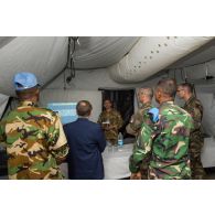 Le général de brigade Pierre Gillet, commandant la force Sangaris, assiste à un point de situation présenté par un officier indonésien, dans le cadre de sa visite au détachement des casques bleus de la MINUSCA (Mission multidimensionnelle intégrée des Nations Unies pour la stabilisation en Centrafrique) sur la BOA (base opérationnelle avancée) de Bouar.