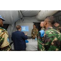 Le général de brigade Pierre Gillet, commandant la force Sangaris, assiste à un point de situation présenté par un officier indonésien, dans le cadre de sa visite au détachement des casques bleus de la MINUSCA (Mission multidimensionnelle intégrée des Nations Unies pour la stabilisation en Centrafrique) sur la BOA (base opérationnelle avancée) de Bouar.