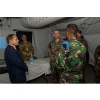 Le général de brigade Pierre Gillet, commandant la force Sangaris, s'entretient avec un lieutenant-colonel bangladais lors d'un point de situation présenté par un officier indonésien, dans le cadre de sa visite au détachement des casques bleus de la MINUSCA (Mission multidimensionnelle intégrée des Nations Unies pour la stabilisation en Centrafrique) sur la BOA (base opérationnelle avancée) de Bouar.