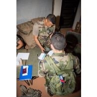 Distribution de la TIC (trousse individuelle du combattant) par les éléments de l'UDPS (unité de distribution des produits sanitaires) rattachée au SSA (Service de santé des armées), à l'arrivée des soldats sur le camp M'Poko de Bangui.