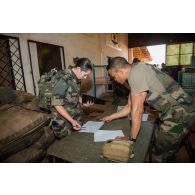 Distribution de la TIC (trousse individuelle du combattant) par les éléments de l'UDPS (unité de distribution des produits sanitaires) rattachée au SSA (Service de santé des armées), à l'arrivée des soldats sur le camp M'Poko de Bangui.