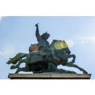 Vue de la statue équestre de Vercingétorix par Auguste Bartholdi sur la place de Jaude à Clermont-Ferrand.