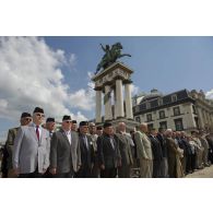 Rassemblement des Anciens combattants sous la statue équestre de Vercingétorix pour une cérémonie sur la place de Jaude à Clermont-Ferrand.