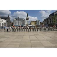 Rassemblement des étendards des régiments de la 3e brigade mécanisée (BM) sous la statue équestre de Vercingétorix sur la place de Jaude à Clermont-Ferrand.