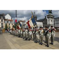 Rassemblement des étendards des régiments de la 3e brigade mécanisée (BM) sous la statue équestre de Vercingétorix sur la place de Jaude à Clermont-Ferrand.