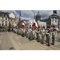 Rassemblement des étendards des régiments de la 3e brigade mécanisée (BM) sous la statue équestre de Vercingétorix sur la place de Jaude à Clermont-Ferrand.