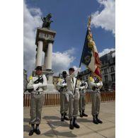 Rassemblement de la garde au drapeau du 1er régiment d'infanterie de marine (RIMa) sous la statue équestre de Vercingétorix sur la place de Jaude à Clermont-Ferrand.