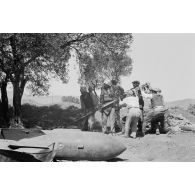 Sur le terrain d'aviation de Kastelli, en Crète, des ouvriers crétois travaillent à l'agrandissement de l'aérodrome.