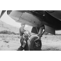 En Crète, les préparatifs d'un équipage d'un Junkers Ju-88 du 2.(F)/123 et de l'équipement individuel (parachute).