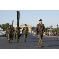 Sur la place de la Concorde, quatre militaire allemands, invités mis à l'honneur pour leur aide lors de l'opération Résilience, répètent le défilé à pied du 14 juillet.