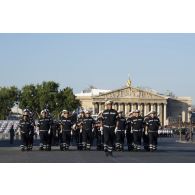 Sur la place de la Concorde, le bataillon de marins-pompiers de Marseille (BMPM) répète le défilé à pied du 14 juillet.