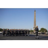 Sur la place de la Concorde, le  bataillon de marins-pompiers de Marseille (BMPM) répète le défilé à pied du 14 juillet.