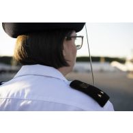 Sur la place de la Concorde, portrait de dos de la générale commandant la section du Commissariat des Armées à la répétition du défilé à pied du 14 juillet.