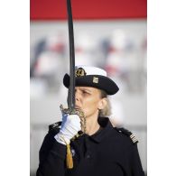 Sur la place de la Concorde, portrait du capitaine de frégate commandant la section des équipages du porte-avions nucléaire (PAN) Charles de Gaulle et du porte-hélicoptères amphibie Dixmude à la répétition du défilé à pied du 14 juillet.