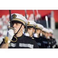 Sur la place de la Concorde, portrait d'un marin du bataillon des sapeurs-pompiers de Marseille (BMPM) à la répétition du défilé à pied du 14 juillet.