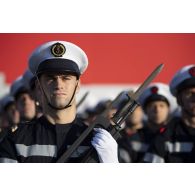 Sur la place de la Concorde, portrait d'un marin du bataillon des sapeurs-pompiers de Marseille (BMPM) à la répétition du défilé à pied du 14 juillet.