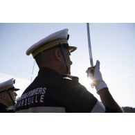 Sur la place de la Concorde, portrait d'un marin du bataillon des sapeurs-pompiers de Marseille (BMPM) à la répétition du défilé à pied du 14 juillet.