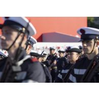 Sur la place de la Concorde, portrait d'un marin féminin du bataillon de sapeurs-pompiers de Marseille (BMPM) à la répétition du défilé à pied du 14 juillet.