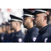 Sur la place de la Concorde, portrait d'un personnel de l'administration pénitentiaire attendant la seconde répétition du défilé à pied du 14 juillet.