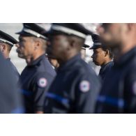 Sur la place de la Concorde, portrait d'un personnel de l'administration pénitentiaire attendant la seconde répétition du défilé à pied du 14 juillet.