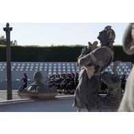 Devant la tribune officielle sur la place de la Concorde, le bataillon des marins-pompiers de Marseille (BMPM), répète le défilé à pied du 14 juillet.