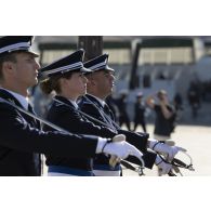 Sur la place de la Concorde, portrait d'un élève féminin de la garde au fanion de l'école nationale supérieure de la Police (ENSP) qui rentre au pas à l'issue de la répétition du défilé à pied du 14 juillet.