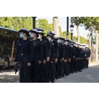 A l'issue des répétitions du défilé à pied du 14 juillet, les marins de l'école de maistrance s'apprêtent à rejoindre leur car pour rentrer sur les Champs-Elysées.