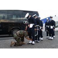 Derniers préparatifs pour l'école de maistrance avant le défilé à pied du 14 juillet sur la place de la Concorde.