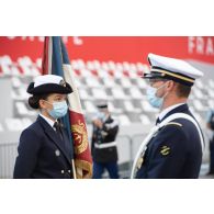 Portrait du porte-drapeau féminin de l'école de maistrance avant le défilé à pied du 14 juillet sur la place de la Concorde.