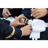 Derniers préparatifs de l'école de maistrance avant le défilé à pied du 14 juillet sur la place de la Concorde.