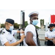 Derniers préparatifs de l'école de formation des sous-officiers de l'armée de l'Air (EFSOAA) avant le défilé à pied du 14 juillet sur la place de la Concorde.